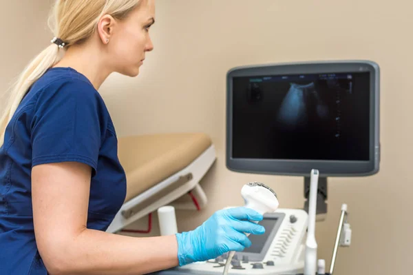 Dokter Doet Echografie Naar Een Patiënt Een Ziekenhuis — Stockfoto