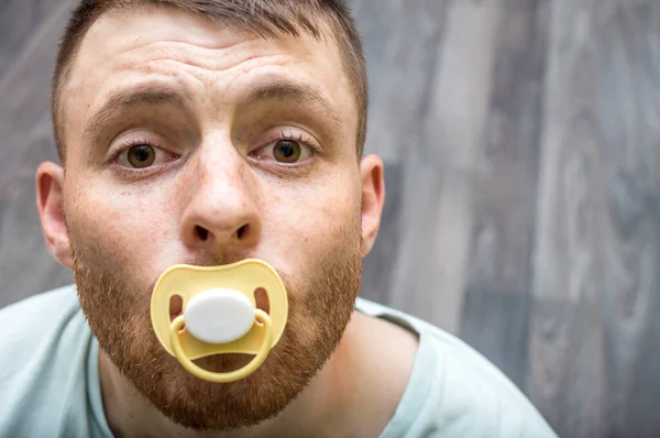 Porträt Eines Jungen Mannes Mit Einer Babyattrappe Mund Infantilismus Konzept — Stockfoto