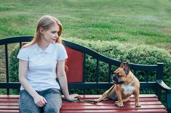Молода Жінка Відпочиває Лавці Парку Своєю Собакою Влітку — стокове фото