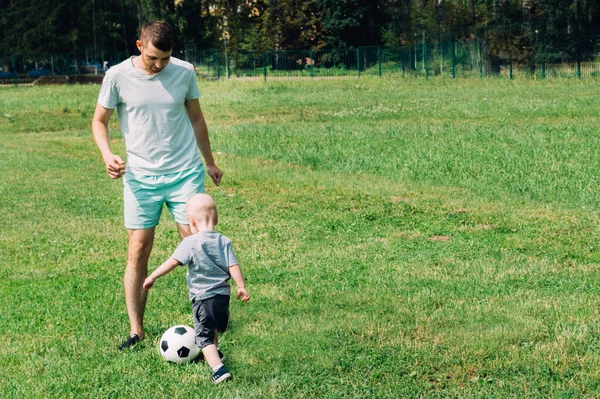 Γιος Και Πατέρας Παίζουν Ποδόσφαιρο Στο Γρασίδι Καλοκαίρι Εικόνα Αρχείου