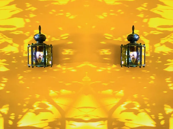 Dwa Kryty Oświetlenie Żółtym Cień Drzewo Tła — Zdjęcie stockowe