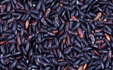 Kurutulmuş siyah ve mor fasulyelerin arka planı. sağlıklı yiyecekler.