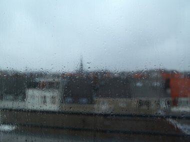 yağmur şehir manzaralı