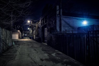 Geceleri antika binaları olan karanlık, korkunç şehir sokağı.