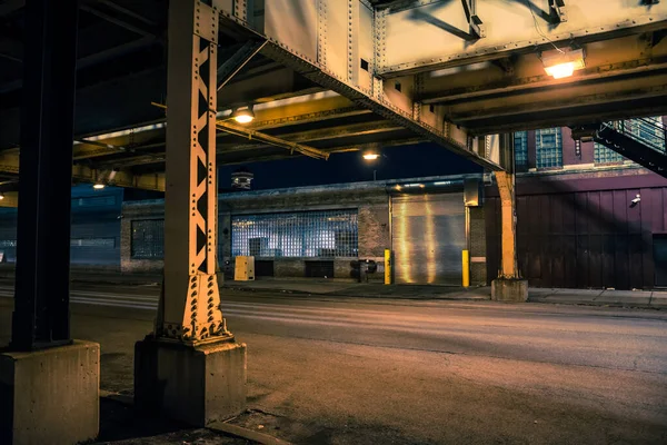 Тёмный Жуткий Ночной Пейзаж Городской Улицы Чикаго Высокими Железнодорожными Путями — стоковое фото