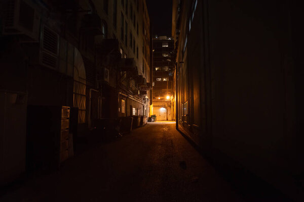 Темная и жуткая городская аллея ночью