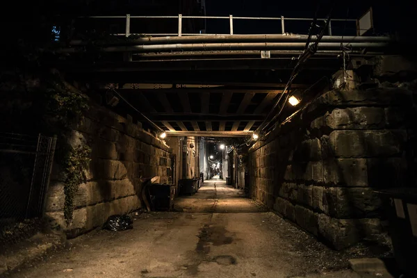 Gece Vakti Eski Demiryolu Köprüsü Tüneli Olan Karanlık Ürkünç Şehir — Stok fotoğraf
