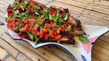 Kızarmış balık, domates ve fesleğen.