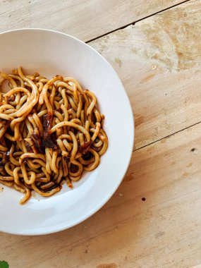 Lezzetli kara fasulye soslu Jajangmyeon Kore yemeği.
