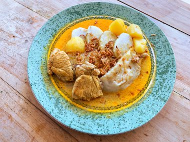 Ev yapımı körili tavuk, pirinç keki, ekmek ve patates..