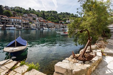 Büyüleyici Akdeniz sahnesi su boyunca taş evler, küçük tekneler ve turkuaz su, sakin bir deniz havası yaratıyor seyahat ve yaşam tarzı tasvirleri için mükemmel..