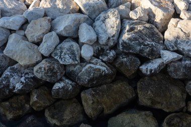 Kaba, yıpranmış kayaların yoğun bir koleksiyonu doğal bir taş duvar dokusu oluşturur. Dış tasarım, peyzaj ya da arka plan tasarımı için mükemmel. Sert, toprak ve dayanıklılığı vurgulamak için.