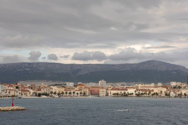 Akdeniz mimarisinin canlı kıyı kasabası çevresi bir dağ zeminiyle, canlı bir denizle ve canlı bir atmosferle çevrili..