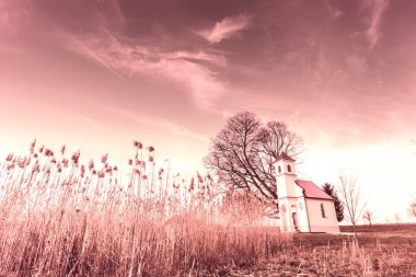 Vinkovci yakınlarındaki küçük kilise bahar başlarında gün batımında fotoğraflandı..