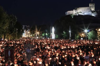 Lourdes 'e hac yolculuğu. Her yıl mayıs ayında olur. Dünyanın dört bir yanından kutsal Bakire Meryem 'e dua etmek için askerler geliyor..