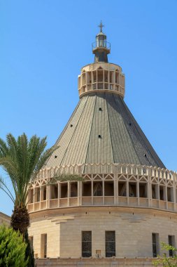 Katolik geleneğinin Bakire Meryem 'in evi olduğu yerde kurulmuştur. Melek Gabriel ona göründü ve Tanrı 'nın oğlu İsa' ya gebe kalacağını söyledi.