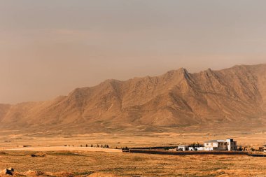 Büyük bir ev ve arka planda bir dağ. Afganistan, Kabil yakınlarında büyük bir ev. Ayrılmış, büyük nesne.