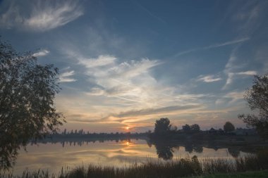 Sakin Banja, Vinkovci ve Hırvatistan gölünün üzerinde renkli bir gün batımı.