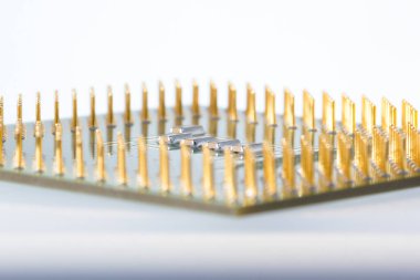 Gelişmiş teknoloji uygulamalarında karmaşık elektronik tasarım ilkeleri ve yüzey düzeyinde mikromühendislik gösteren bir mikroçip üzerinde detaylı bileşenleri gösteren yakın çekim görüntüsü.