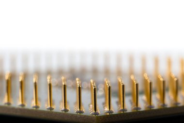 Gelişmiş teknoloji uygulamalarında karmaşık elektronik tasarım ilkeleri ve yüzey düzeyinde mikromühendislik gösteren bir mikroçip üzerinde detaylı bileşenleri gösteren yakın çekim görüntüsü.