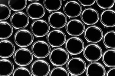 Siyah zemin üzerinde izole edilmiş fırçalanmış metal halkalar koleksiyonu. Bir sürü parlak metal yüzük..