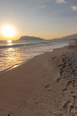 Alanya, Türkiye 'deki deniz plajı. Güzel yaz manzarası. Alanya 'da günbatımı.
