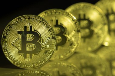 Yansıtıcı mermer masadaki altın bitcoin 'ler, yakın plan. Şifreli sanal para. Değişim, anonim. Bitcoin açık kaynaklı bir nakit para birimi.
