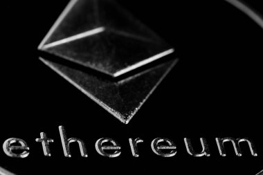 Ethereum para birimi finansal konsepti kapatır. Şifreli sanal para. Değişim, anonim. Bitcoin açık kaynaklı bir nakit para birimi.