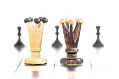 Satranç tahtasındaki tahta satranç taşları. Satranç tahtasında satranç, beyaz arkaplan.