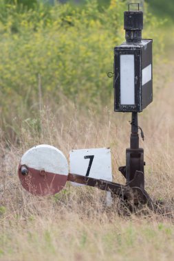 Eski demiryolu geçiş anahtarı. Demiryolu şantı. Eski fazla gelişmiş tren yolu değiştirme mekanizması.