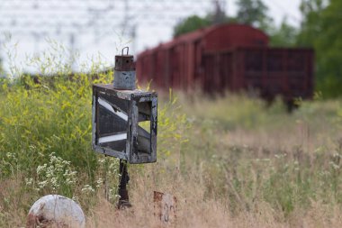 Eski demiryolu geçiş anahtarı. Demiryolu şantı. Eski fazla gelişmiş tren yolu değiştirme mekanizması.