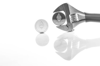 Ethereum yansıtıcı masada, yakın çekim. Şifreli sanal para. Değişim, anonim. Bitcoin açık kaynaklı bir nakit para birimi. Beyaz arkaplan.