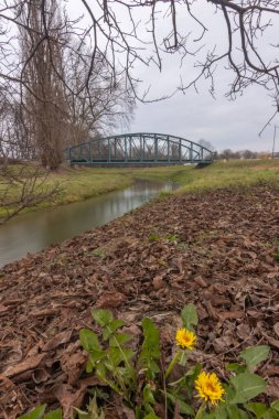 Orljava nehri üzerindeki eski paslı köprü..