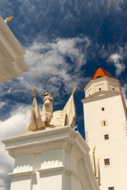 Eski kasabanın üzerindeki bir tepenin üzerindeki kale Bratislava şehrine hükmediyor. Gotik tarzında bir kale inşa edildi. Hussite karşıtı bir kale olarak..
