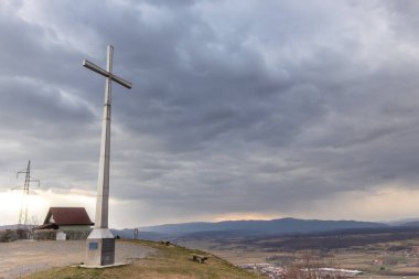 Anavatan haçı, 19. yüzyılın ortalarında Fransiskenler tarafından dikilmiş olan eski ahşap haçın yerine 1993 yılında dikildi. Sokolovac 'tan Pozega Vadisi' nin neredeyse tamamının güzel bir manzarası var.