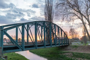 Orljava nehri üzerindeki eski paslı köprü..
