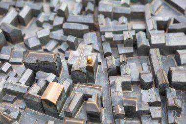 Binlerce dikdörtgen beton bloktan oluşan yoğun, gri ölçekli kentsel bir modelin geniş, tepeden tırnağa görüntüsü. Mimarlık, planlama ve şehir tasarım kavramları için ideal.