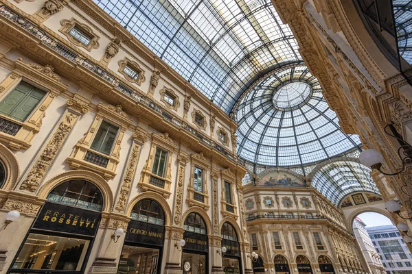 MILAN, ITALY, 06.19.2025: Milans ikonik galerisinde altın yaldızlı detaylar, cam bir kubbe ve butik mağazalar içeren zarif bir atari salonu. Moda, seyahat ve kentsel mimari görseller için idealdir.