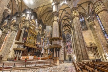 Geniş bir Gotik katedralin içinde yüksek kolonlar, süslü kürsü ve renkli boyalı camlar bulunur. Zengin mimari, dini, tarihi ve seyahat temaları için mükemmel bir saygı ve saygı duygusu yaratır..