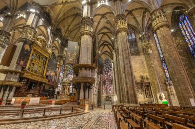 Geniş bir Gotik katedralin içinde yüksek kolonlar, süslü kürsü ve renkli boyalı camlar bulunur. Zengin mimari, dini, tarihi ve seyahat temaları için mükemmel bir saygı ve saygı duygusu yaratır..