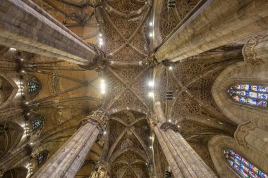 Çarpıcı bir Gotik katedral iç mimarisi içinde yüksek taş sütunlar, karmaşık mahzenler ve renkli renkli camlar var. Dramatik mimari huşu, tarih ve zamansız kutsal güzelliği geniş bir naf içinde taşır..