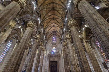 Çarpıcı bir Gotik katedral iç mimarisi içinde yüksek taş sütunlar, karmaşık mahzenler ve renkli renkli camlar var. Dramatik mimari huşu, tarih ve zamansız kutsal güzelliği geniş bir naf içinde taşır..