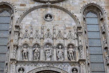 Uzun bir saat kulesi, yeşil bir bakır kubbe ve parlak mavi gökyüzüne karşı döşenmiş süslü kulelerin bulunduğu bir ortaçağ taştan kilise kompleksi. Mimarlık, seyahat, miras ve tarih görselleri için mükemmel.