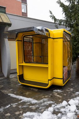 CELJE, SLOVENIA, 01.03.2026: Eski Yugoslavya 'da modüler tasarımı ve yaygın kullanımıyla tanınan K67 kiosku, Sloven mimar Sasa Machtig tarafından 1966 yılında tasarlandı. Cam fiber takviyeli polyester plastikten yapılmış..