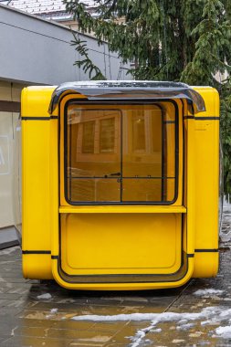 CELJE, SLOVENIA, 01.03.2026: Eski Yugoslavya 'da modüler tasarımı ve yaygın kullanımıyla tanınan K67 kiosku, Sloven mimar Sasa Machtig tarafından 1966 yılında tasarlandı. Cam fiber takviyeli polyester plastikten yapılmış..