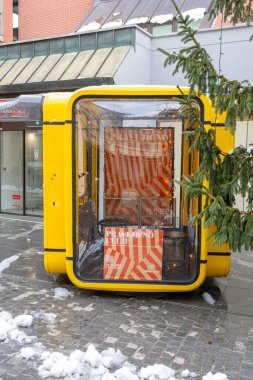 CELJE, SLOVENIA, 01.03.2026: Eski Yugoslavya 'da modüler tasarımı ve yaygın kullanımıyla tanınan K67 kiosku, Sloven mimar Sasa Machtig tarafından 1966 yılında tasarlandı. Cam fiber takviyeli polyester plastikten yapılmış..