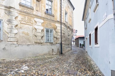 Soluk duvarlar arasında dar bir kaldırım taşı sokak lambası ve basit pencereler var. Bu tuhaf, tarihi pasaj şehir nostaljisini ve kırsal çekiciliği anımsatıyor seyahat ve mimari temalar için mükemmel..