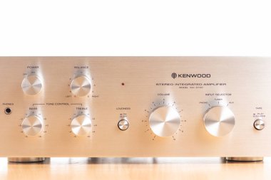 VINKOVCI, CROATIA, 05.20.2021: Kenwood stereo entegre edilmiş bir amplifikatör ve hacim, denge, bas ve treble için büyük topuzlar. Retro hi-fi ayarları için fono, aux ve teyp seçenekleri içeren girdi seçiciyi içerir.