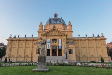 ZAGREB, CROATIA, 08.10.2018: Zagreb 'de klasik mimari, taş heykeller, peyzaj bahçeleri ve alacakaranlıkta süslü cepheleriyle Grand Art Pavilion. Hırvat başkentinde kültür, zarafet ve yurttaşlık gururunu artıran tarihi sergi.