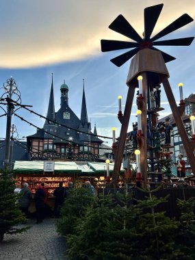Wernigerode, Almanya 'da kendine has kuleleri olan tarihi bir binanın arka planına karşı canlı bir Noel pazarı kuruluyor. Tahta Noel Piramidi